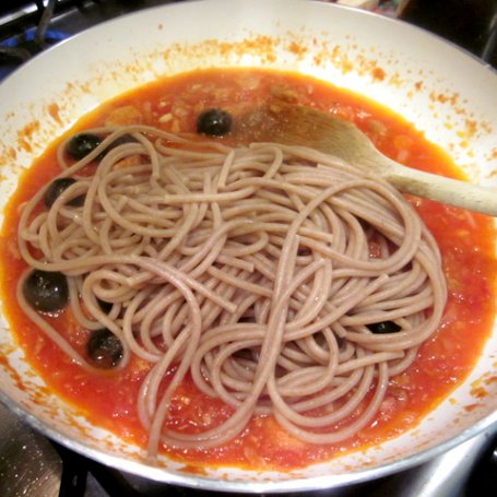 Krok 3 - Spaghetti z tuńczykiem i pomidorami foto