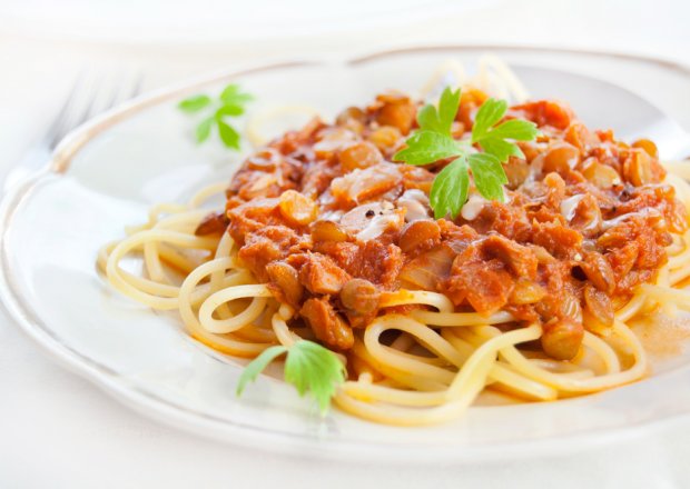 Fotografia przedstawiająca Spaghetti z tuńczykiem i soczewicą zieloną