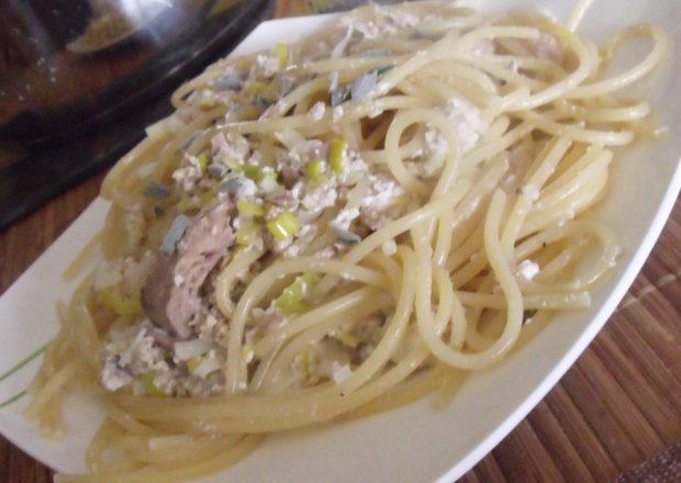 Fotografia przedstawiająca Spaghetti z tuńczykiem i szałwią