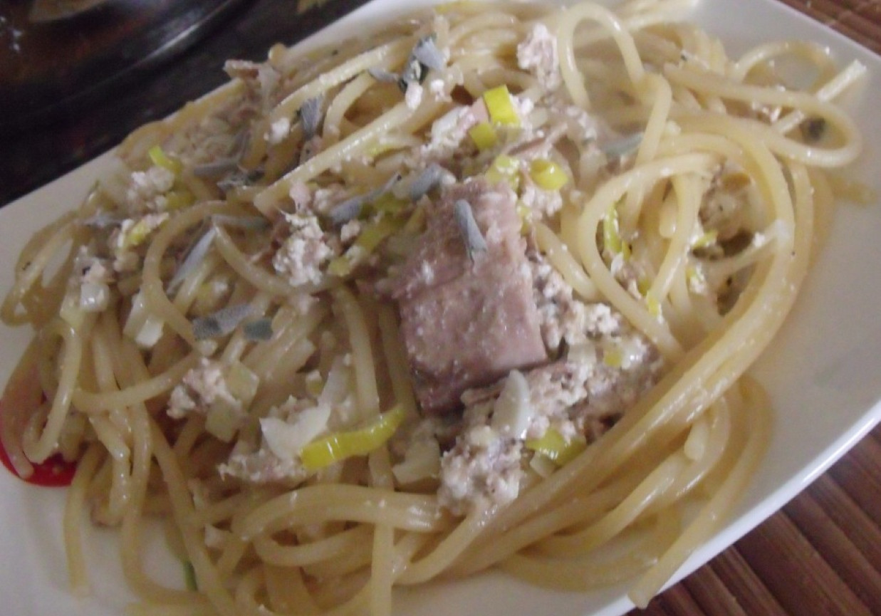 Spaghetti z tuńczykiem i szałwią foto