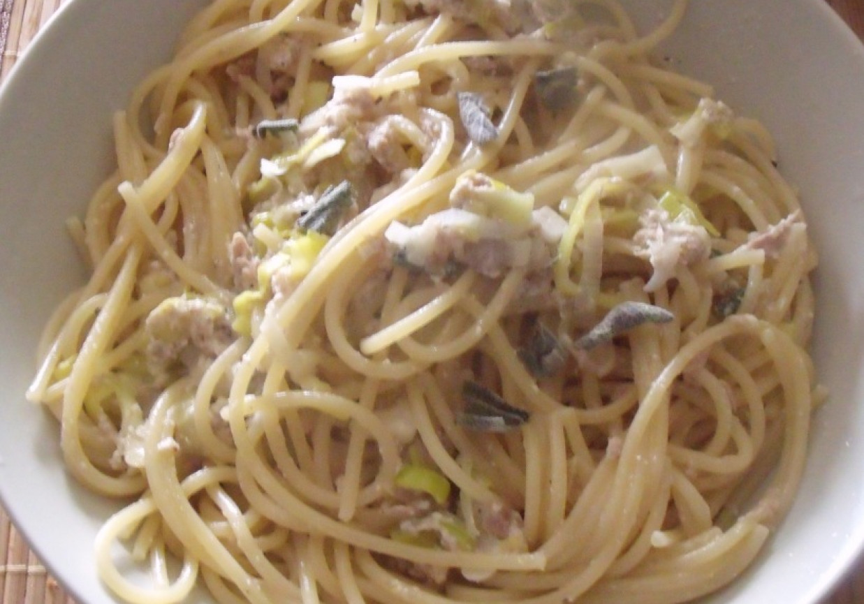 Spaghetti z tuńczykiem i szałwią foto