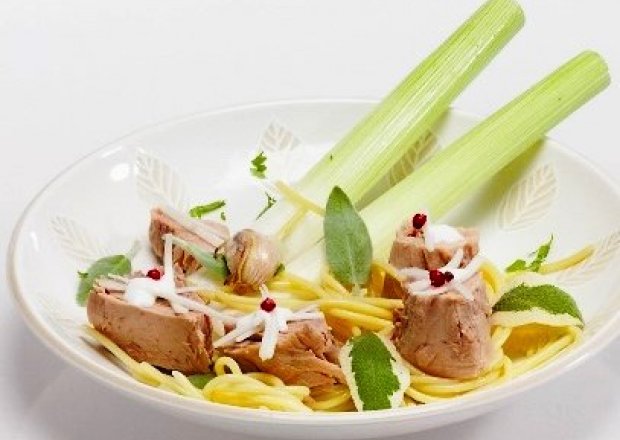 Fotografia przedstawiająca Spaghetti z tuńczykiem, porem i jogurtem Roberta Sowy