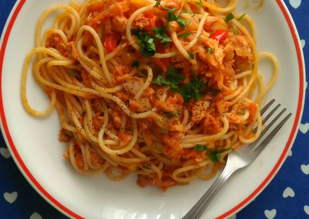 Fotografia przedstawiająca Spaghetti z tuńczykiem w pomidorach