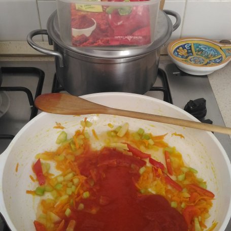 Krok 3 - Spaghetti z tuńczykiem w pomidorach foto