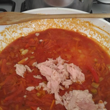 Krok 4 - Spaghetti z tuńczykiem w pomidorach foto