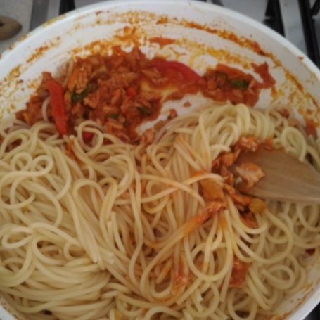 Krok 6 - Spaghetti z tuńczykiem w pomidorach foto