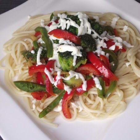 Krok 5 - Spaghetti z warzywami duszonymi w winie pod mozzarellą foto