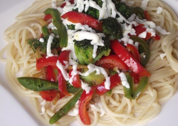Fotografia przedstawiająca Spaghetti z warzywami duszonymi w winie pod mozzarellą