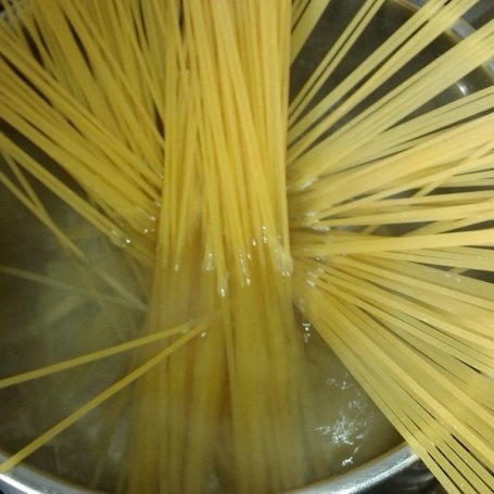 Krok 1 - Spaghetti z warzywami duszonymi w winie pod mozzarellą foto