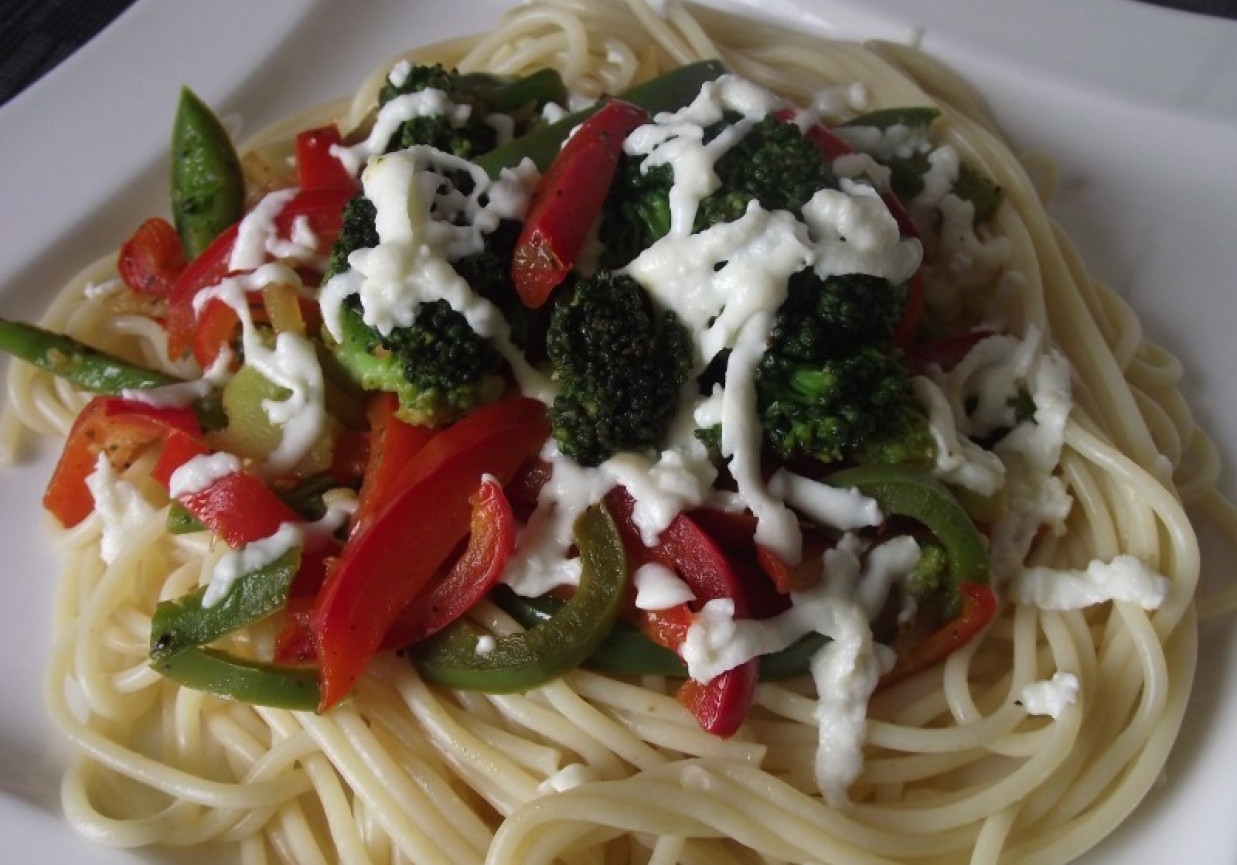 Spaghetti z warzywami duszonymi w winie pod mozzarellą foto