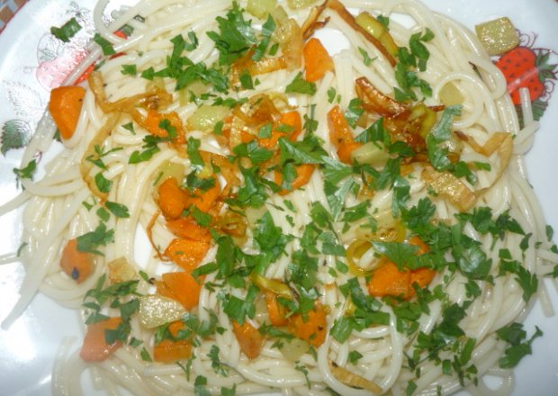 Fotografia przedstawiająca Spaghetti z warzywami z patelni