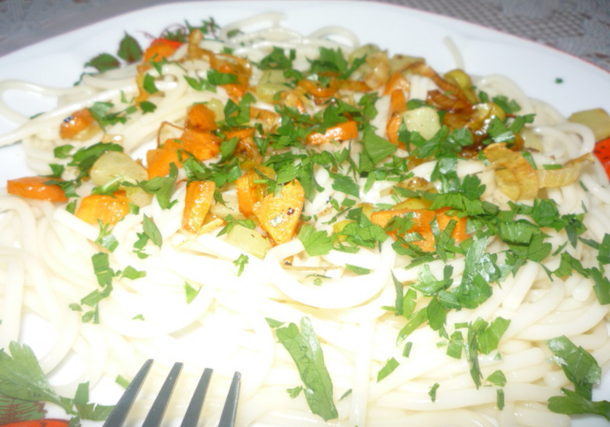 Spaghetti z warzywami z patelni foto
