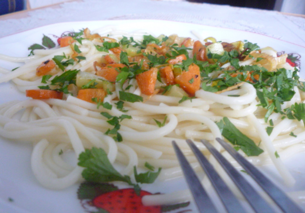 Spaghetti z warzywami z patelni foto