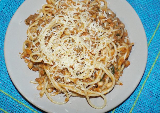 Fotografia przedstawiająca Spaghetti z wątróbką i drobną fasolą