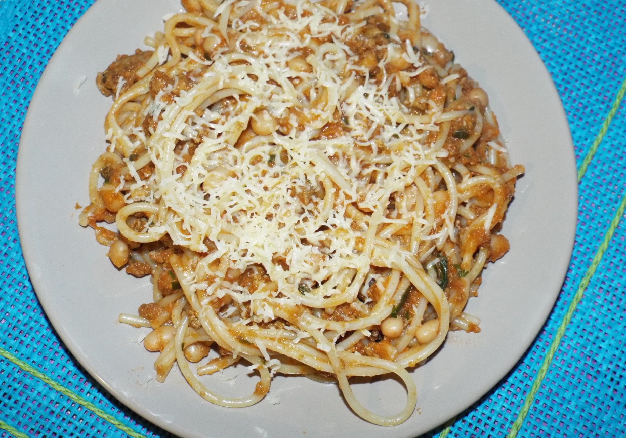 Spaghetti z wątróbką i drobną fasolą foto