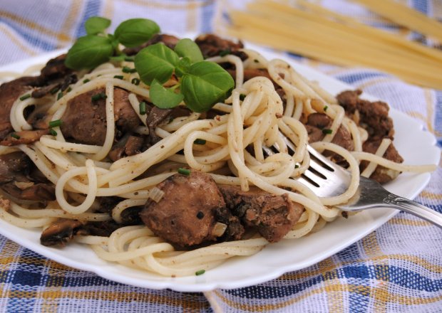 Fotografia przedstawiająca Spaghetti z wątróbką i pieczarkami