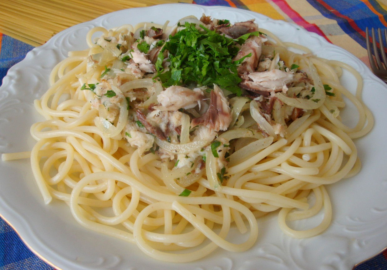 Spaghetti z wędzoną makrelą foto