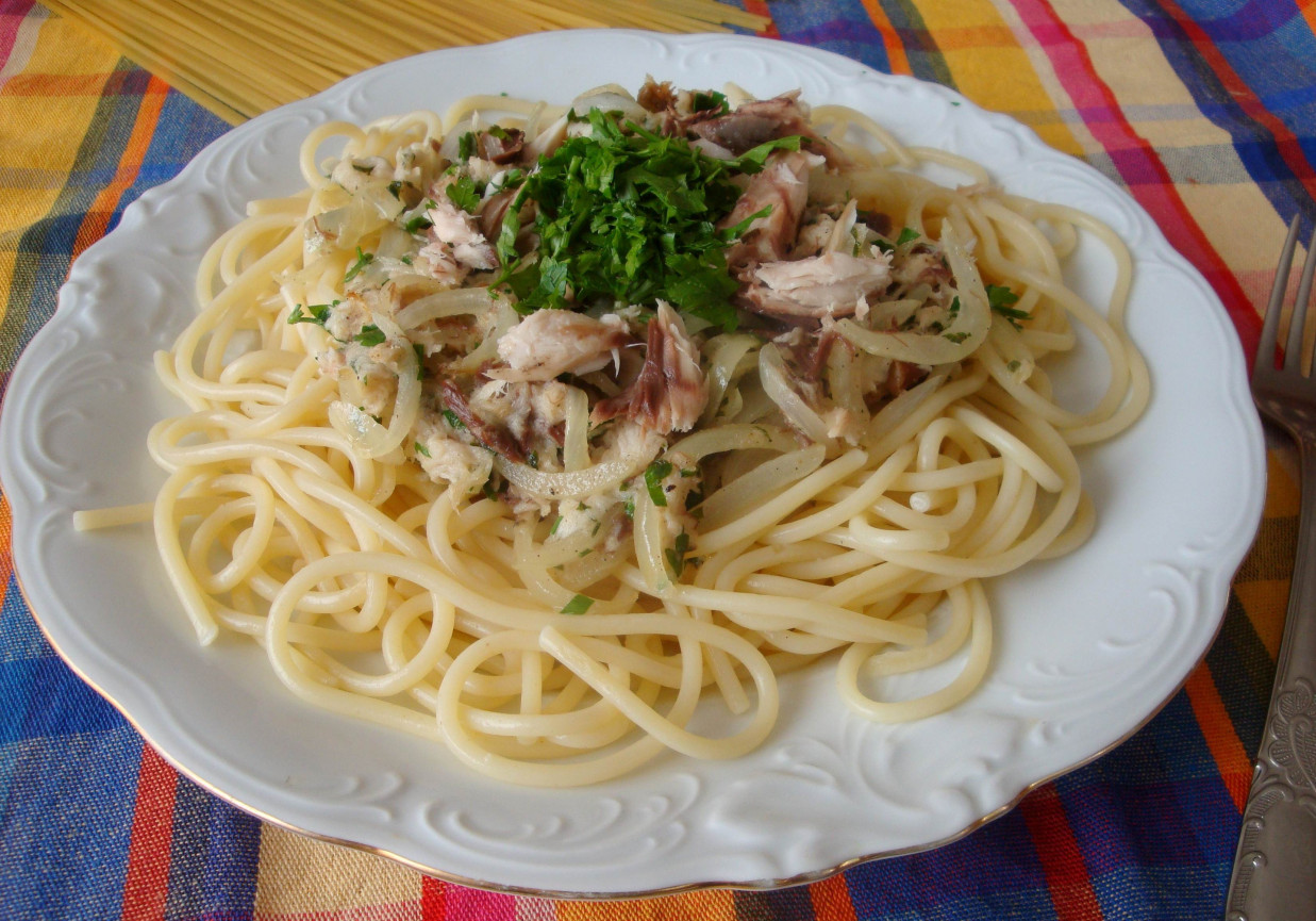 Spaghetti z wędzoną makrelą foto