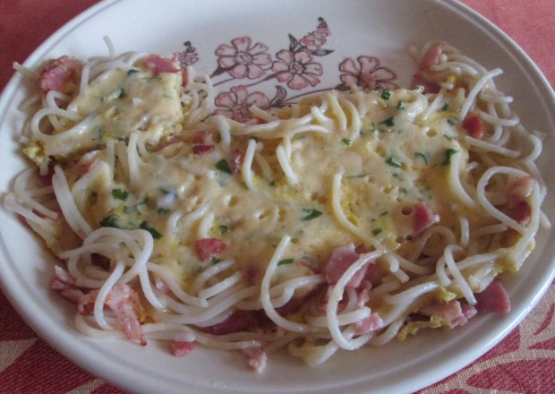 Fotografia przedstawiająca Spaghetti z wędzonym boczkiem w masie jajecznej ( z kuchni włoskiej)