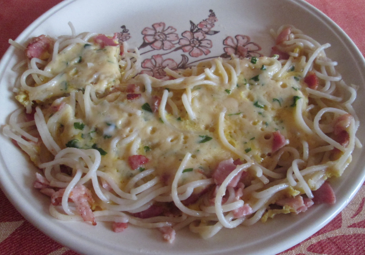 Spaghetti z wędzonym boczkiem w masie jajecznej ( z kuchni włoskiej) foto