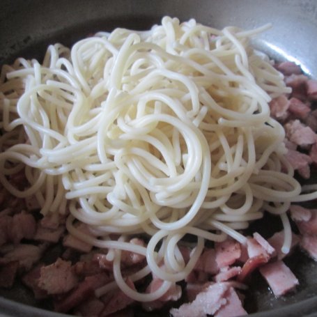 Krok 3 - Spaghetti z wędzonym boczkiem w masie jajecznej ( z kuchni włoskiej) foto