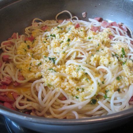 Krok 4 - Spaghetti z wędzonym boczkiem w masie jajecznej ( z kuchni włoskiej) foto