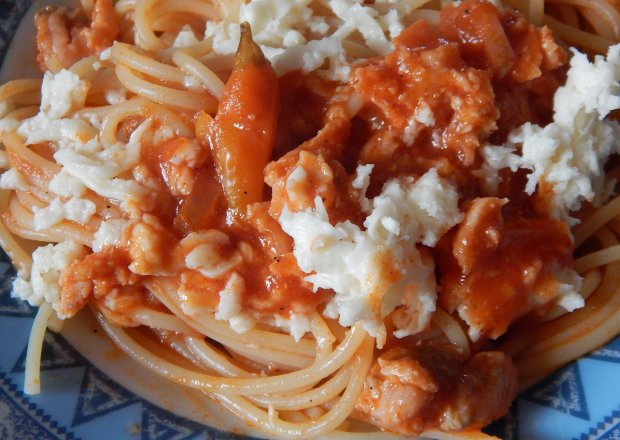 Fotografia przedstawiająca Spaghetti z wędzonym łososiem i mozzarellą
