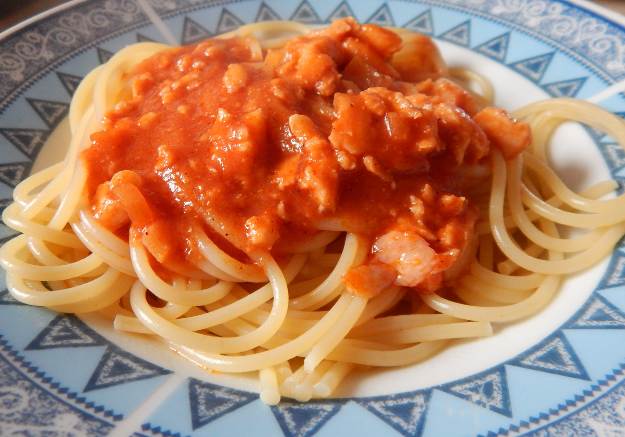 Spaghetti z wędzonym łososiem i mozzarellą foto