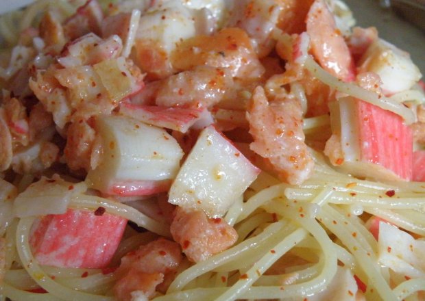 Fotografia przedstawiająca Spaghetti z wędzonym łososiem i surimi