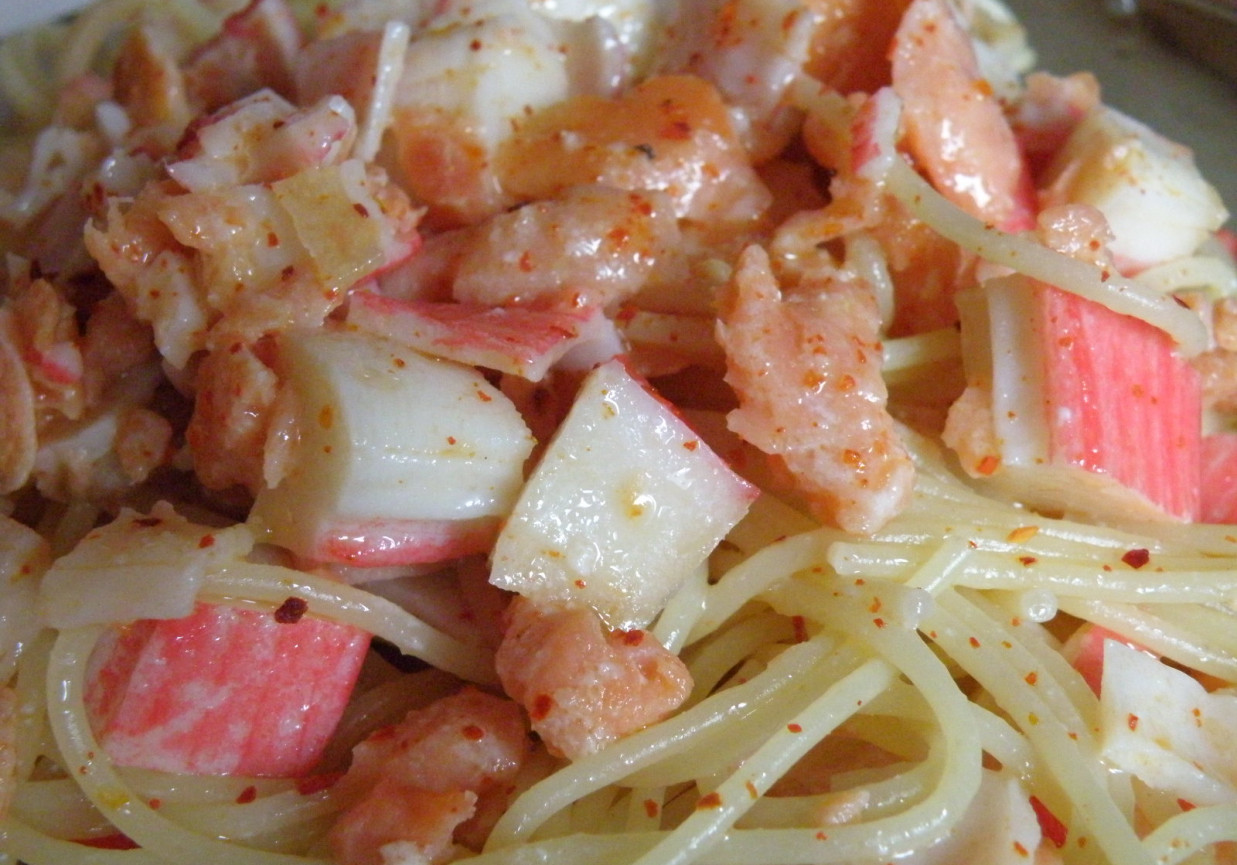 Spaghetti z wędzonym łososiem i surimi foto