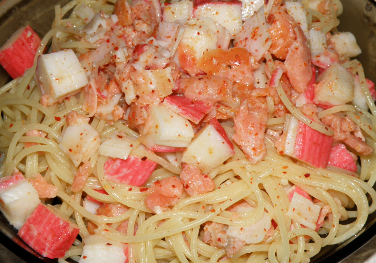 Spaghetti z wędzonym łososiem i surimi foto