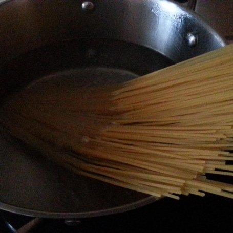 Krok 3 - Spaghetti z włoską szynką, parmezanem i rukolą w sosie śmietanowym foto