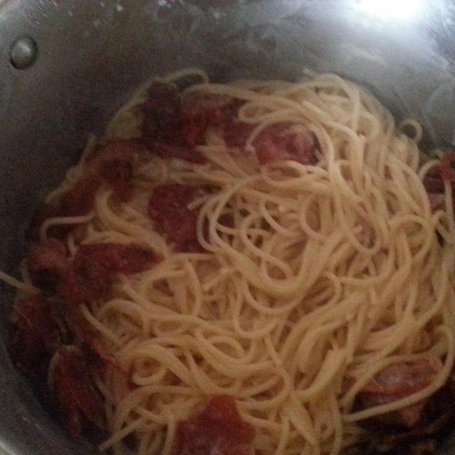 Krok 4 - Spaghetti z włoską szynką, parmezanem i rukolą w sosie śmietanowym foto