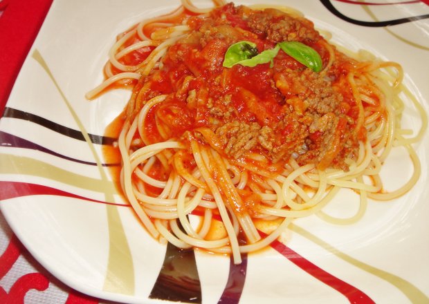 Fotografia przedstawiająca Spaghetti z wołowiną, cukinią i pomidorami