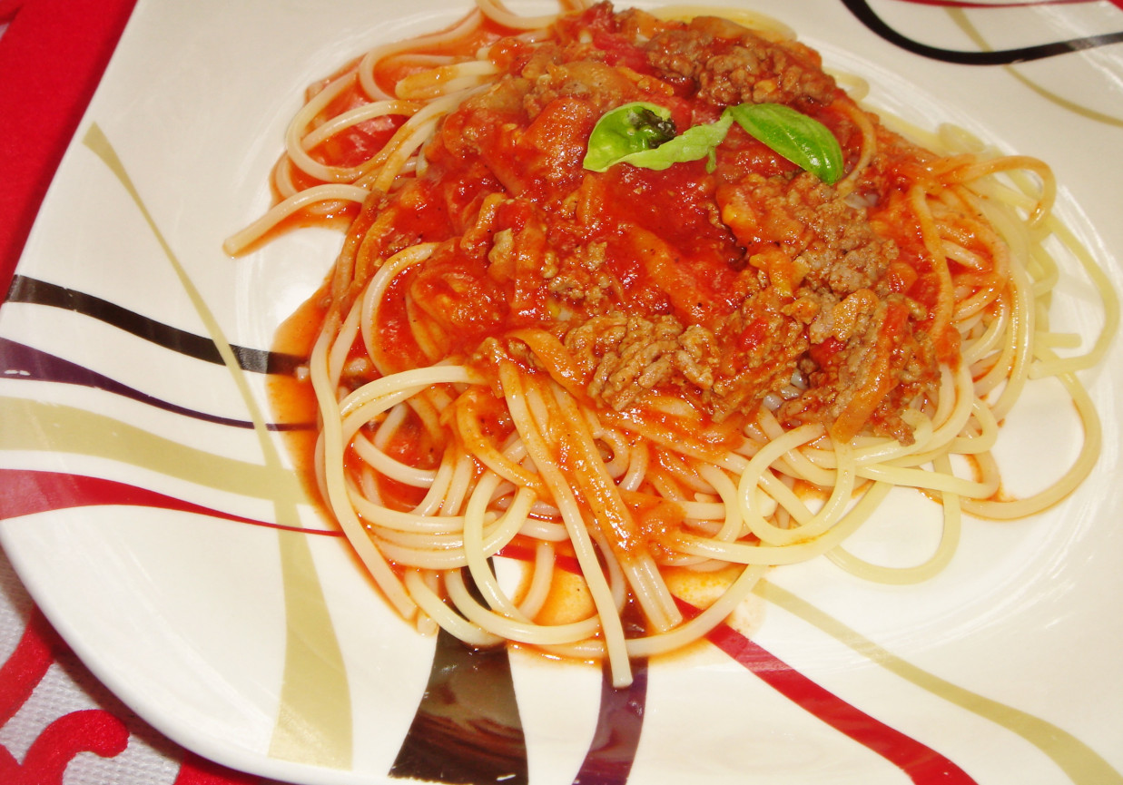 Spaghetti z wołowiną, cukinią i pomidorami foto