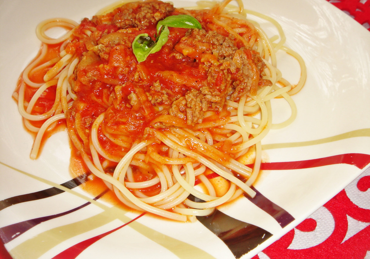 Spaghetti z wołowiną, cukinią i pomidorami foto