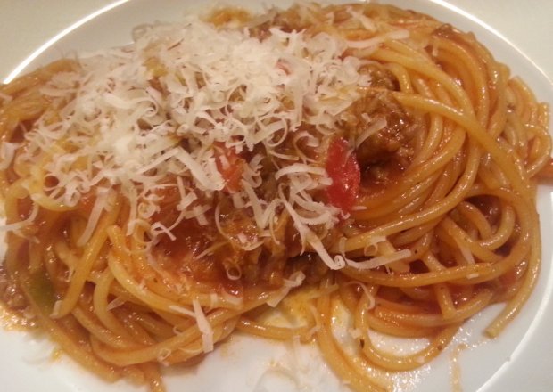 Fotografia przedstawiająca Spaghetti z wołowiną i startym serem Grana Padano