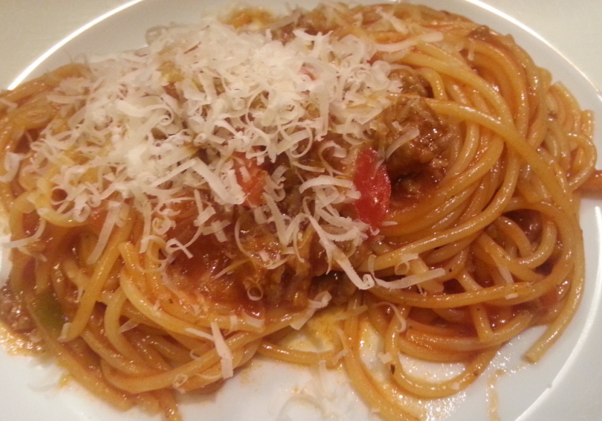 Spaghetti z wołowiną i startym serem Grana Padano foto