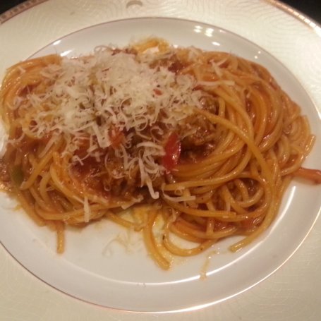 Krok 6 - Spaghetti z wołowiną i startym serem Grana Padano foto