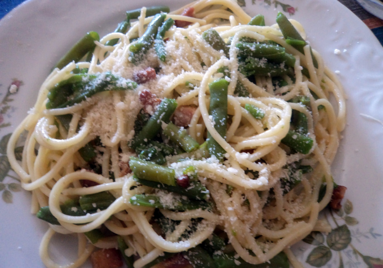 Spaghetti z zieloną fasolką foto