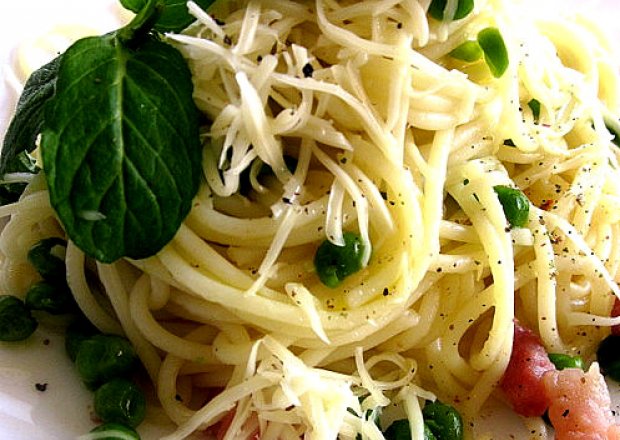 Fotografia przedstawiająca Spaghetti z  zielonym groszkiem i pancettą