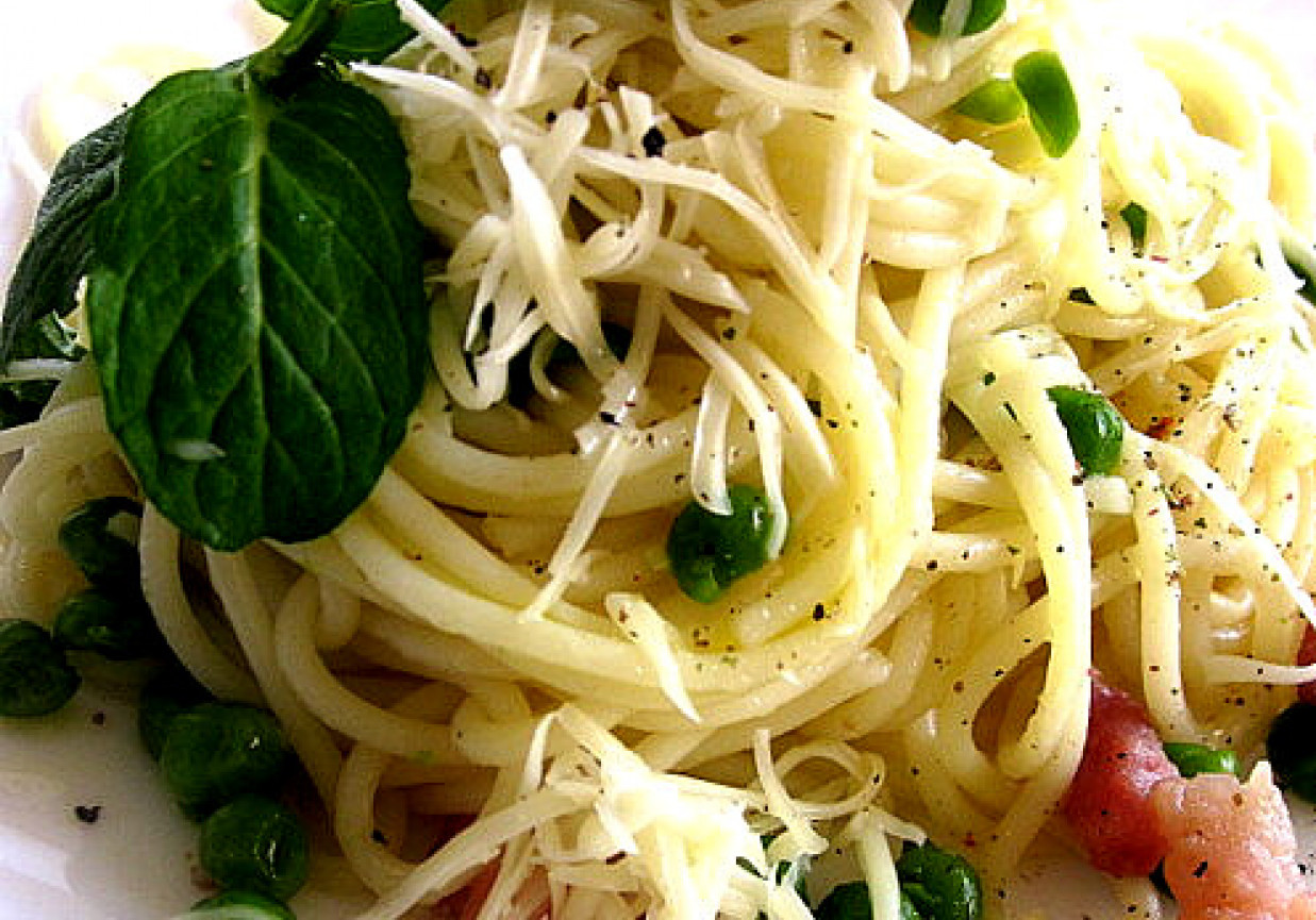 Spaghetti z  zielonym groszkiem i pancettą foto