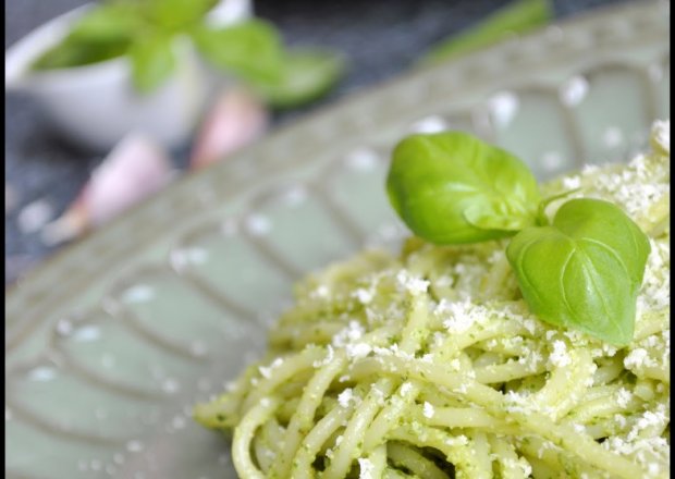 Fotografia przedstawiająca Spaghetti z zielonym pesto bazyliowym