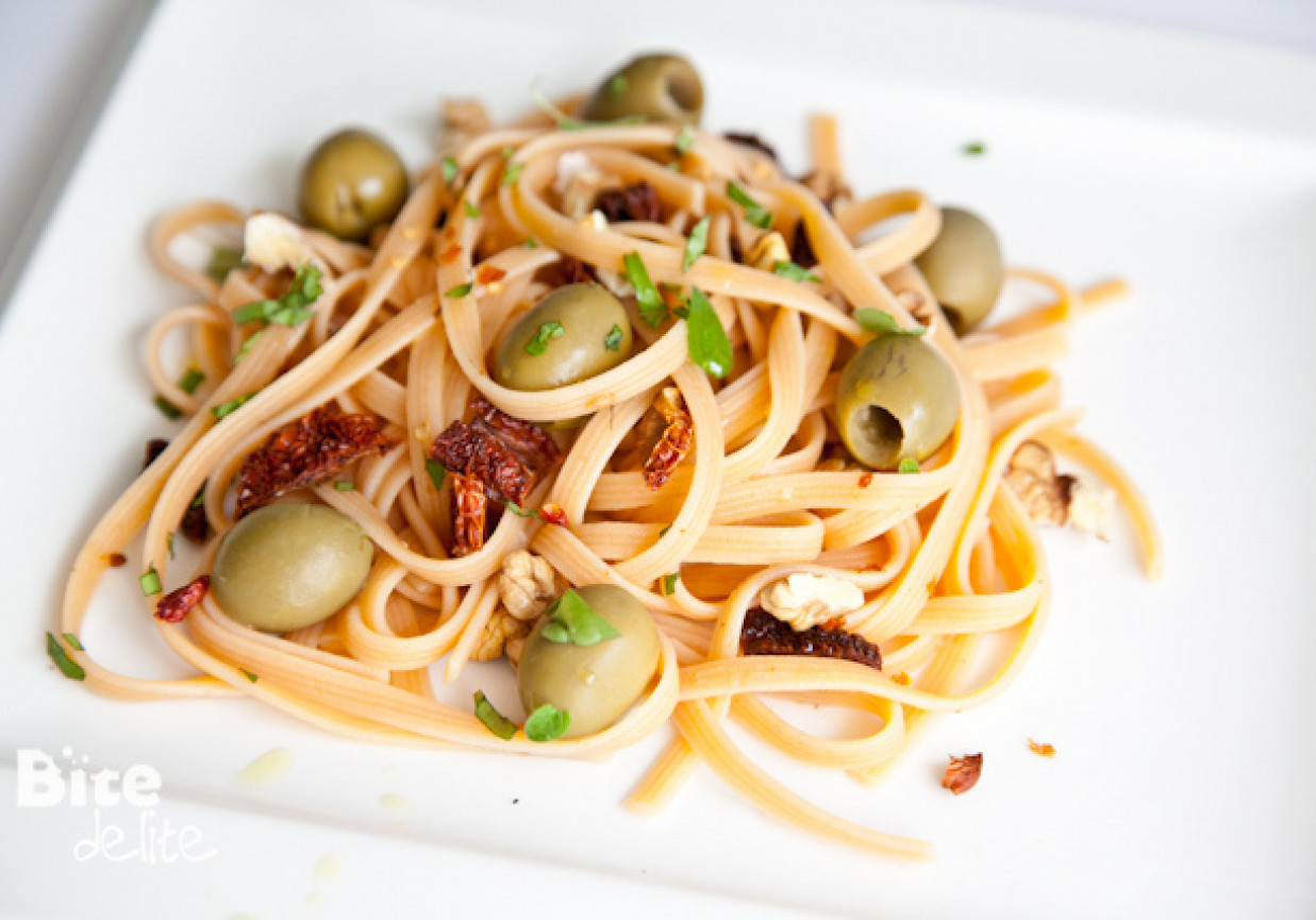 Spaghetti z zielonymi oliwkami, papryczką chilli i suszonymi pomidorami foto