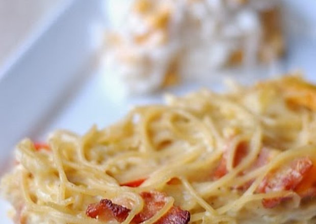 Fotografia przedstawiająca Spaghetti zapiekane z boczkiem i papryką