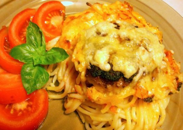 Fotografia przedstawiająca Spaghetti zapiekane z kotlecikami