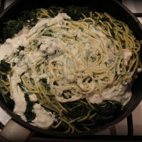 Krok 2 - Spaghetti ze szpiankiem, sosem z lazura i gruszką foto