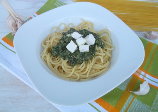 Fotografia przedstawiająca Spaghetti ze szpinakiem i serem feta.