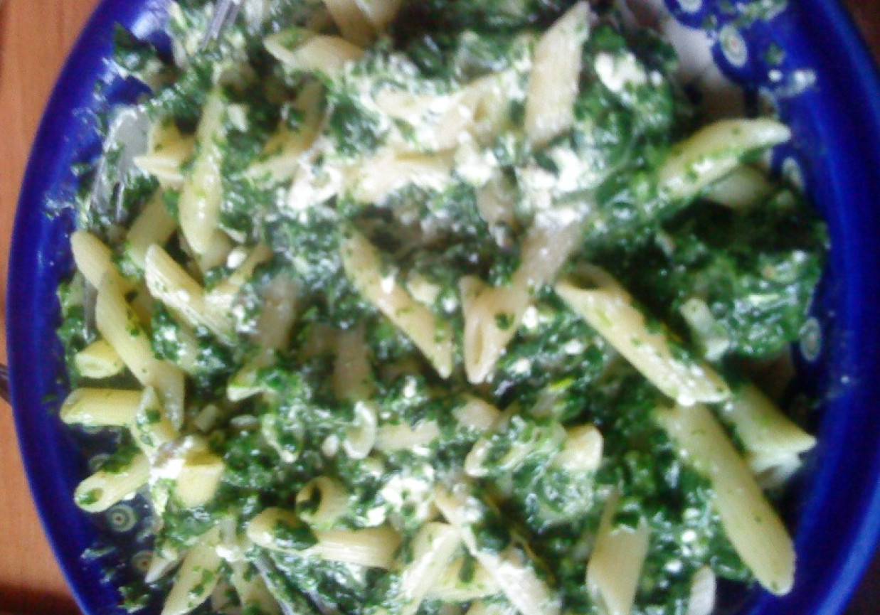 Spaghetti ze szpinakiem i serem typu feta foto