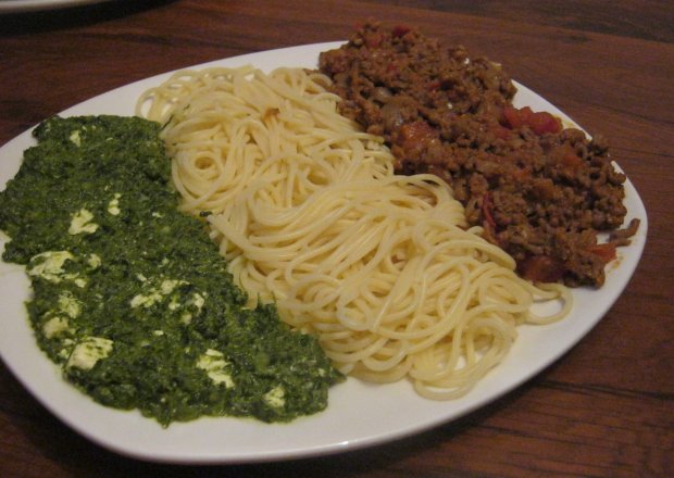 Fotografia przedstawiająca Spaghetti ze szpinakiem i wołowiną- Viva l’Italia